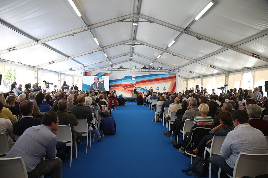 Festival della TV e dei Nuovi Media 2019_297.jpg - La percezione della legalità e dei diritti Tempi della giustizia e certezza della pena, burocrazia ossessiva, corruzione diffusa, criminalità che sembra controllare intere aree del Paese.  Legalità e diritti sono percepiti solo come concetti astratti ? Repressione e propaganda sono le uniche risposte possibili? Lirio Abbate e Gustavo Zagrebelsky.